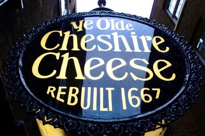 Historical Pub Walking Tour of London — Private Group Pubs & Gin Palaces photo 4