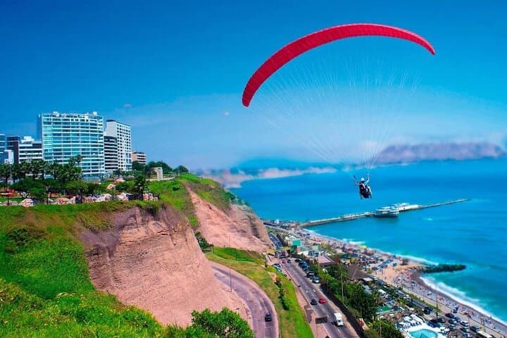Paragliding Over Lima’s South Coast: Paratrike Flights from Costa Verde