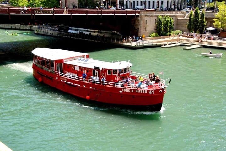 Historical Fireboat River Tour: Chicago Architecture & Firefighting History Cruise photo 5