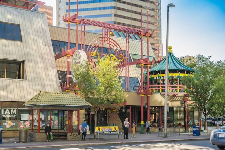 Private Spanish Walking Tour of Calgary: Calgary Tower, Peace Bridge & Olympic Park photo 3