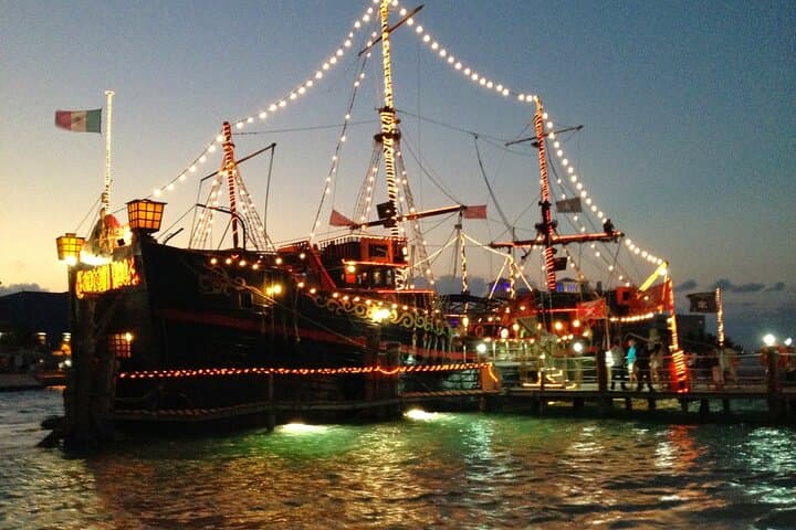 Pirate Night Dinner Cruise in Cancun — Hook’s Caribbean Galleon Experience photo 5