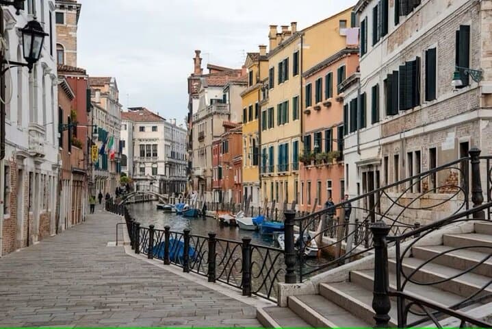 Peggy Guggenheim Collection & Dorsoduro Art Walk — Venice Guided 2‑Hour Tour photo 4