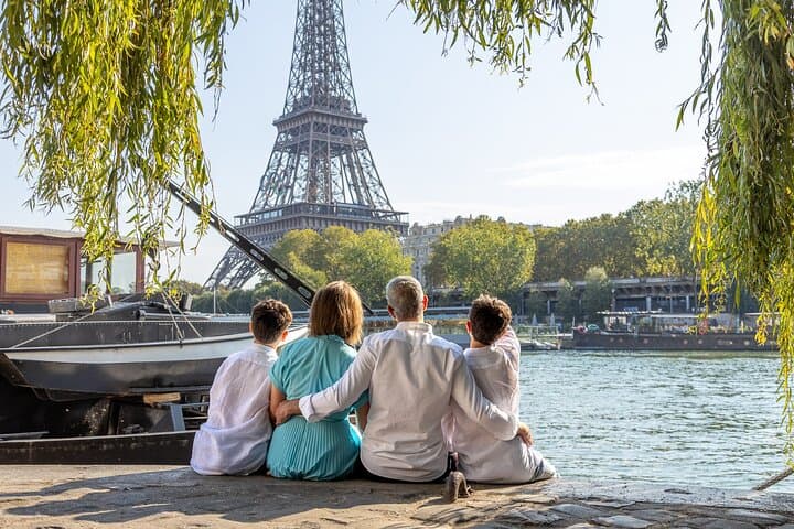 Capture Paris: Private Professional Photoshoot at the Eiffel Tower & Bir-Hakeim photo 4