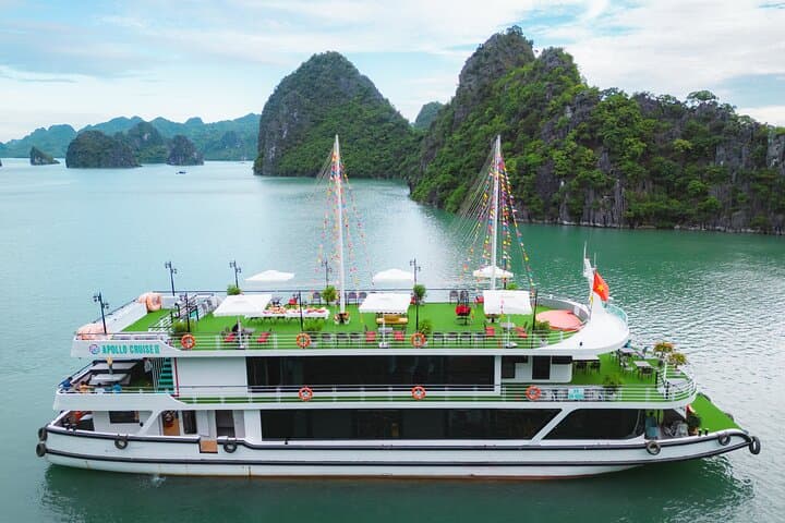 Full-Day Luxury Ha Long Bay Cruise: Sung Sot Cave, Titop Island & Kayaking photo 3