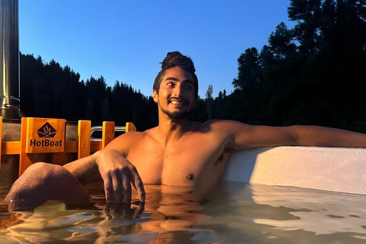 Self-Drive Electric Hot Tub Boat on Rivera Lagoon — Pucón's Scenic Water Escape photo 2