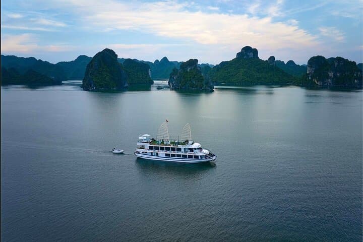 Halong Bay Day Cruise on Sonata: Jacuzzi, Kayaks & Buffet Lunch photo 6