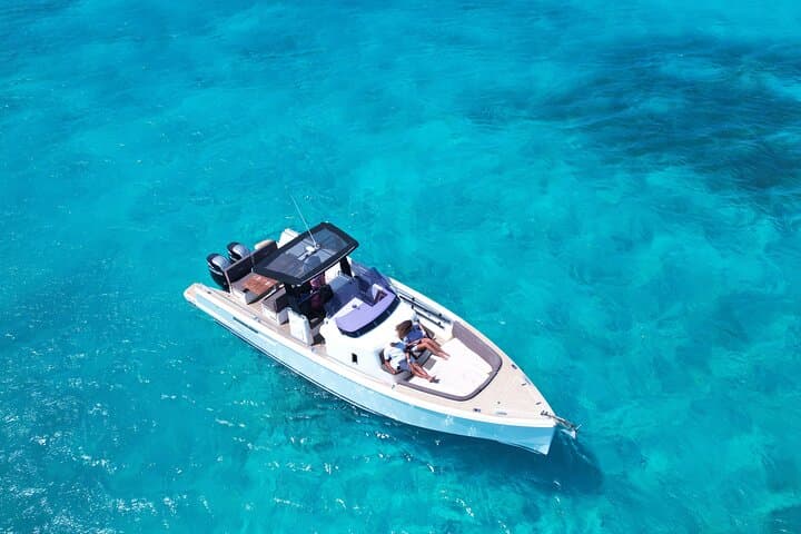 Private Sunset Boat Tour to Pine Cay & Grace Bay (Fjord 38)