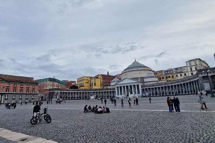 Napoli Walking Tour: Piazza del Plebiscito to Via Toledo Historical Walk