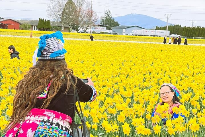 Skagit Valley Tulip Festival Day Tour from Seattle — RoozenGaarde & La Conner photo 4