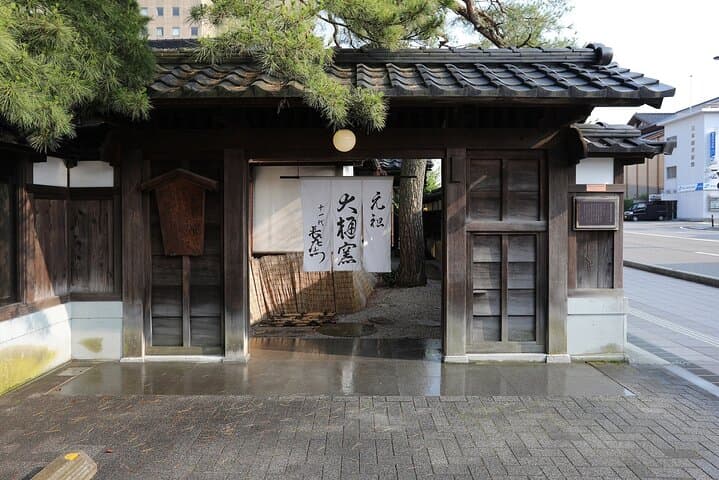 Kanazawa Day Tour: Kenrokuen Garden, Samurai District & Sushi-Making photo 4