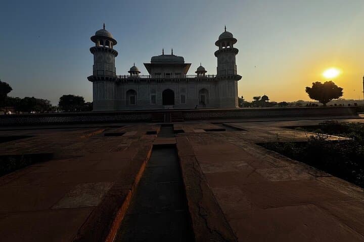 Luxury Taj Mahal Day Tour by Superfast Train from Delhi photo 3