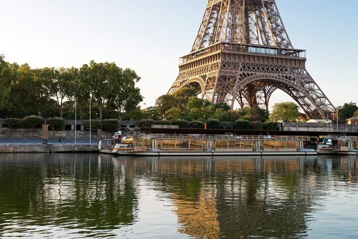 Private Paris Car Tour with Guide & Photo Stops — Eiffel, Louvre & Notre-Dame photo 3