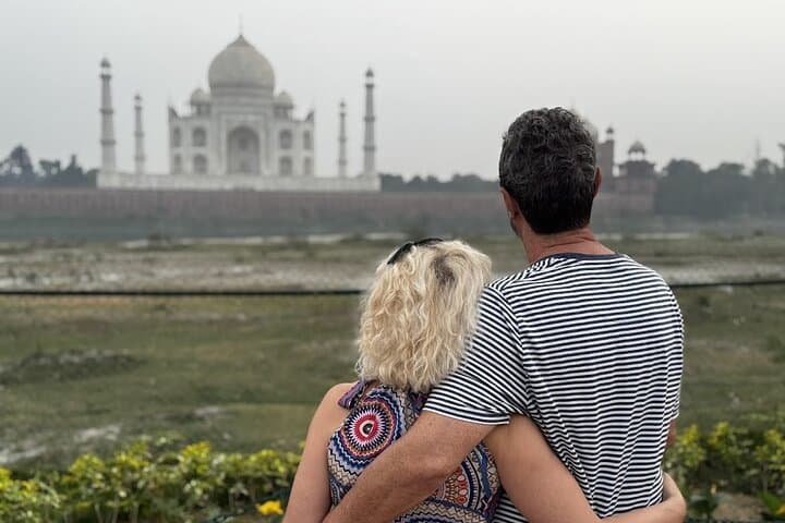 Luxury Taj Mahal Day Tour by Superfast Train from Delhi
