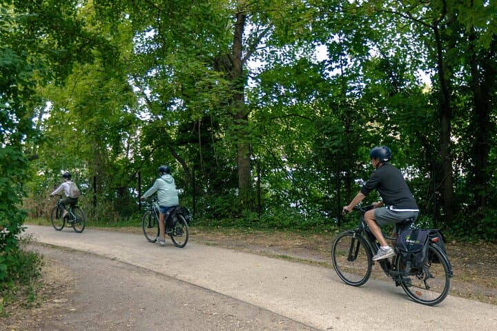 Electric bike tour from Paris to Versailles: secret river routes, royal gardens & island art photo 5