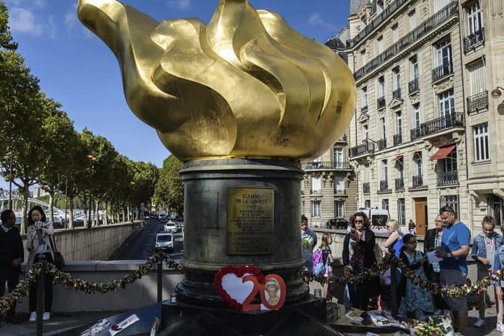 Most Classical and Monumental Tour of Paris — Seine, Monuments & Eiffel Walking Experience photo 3