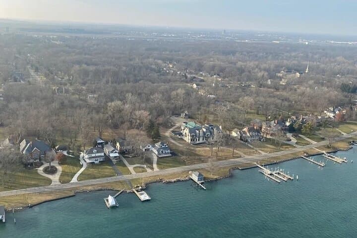 Private 20-Minute Helicopter River Ride Over Detroit’s Ambassador Bridge photo 3