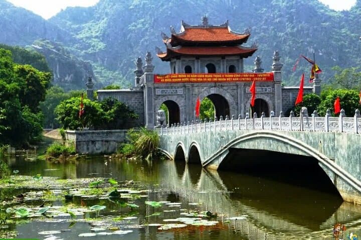 Ninh Binh Full-Day: Hoa Lu, Trang An Boat, Mua Cave & Bich Dong Guide photo 3