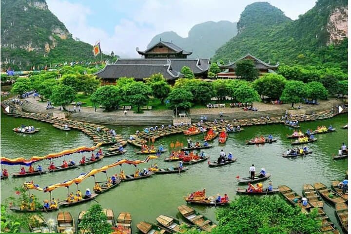 Ninh Binh Full-Day: Hoa Lu, Trang An Boat, Mua Cave & Bich Dong Guide photo 6