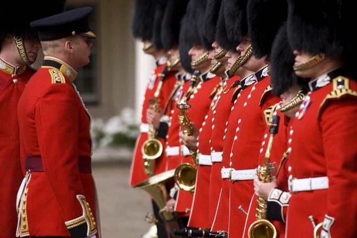 Insider's Guide: Changing of the Guard Walking Tour at Buckingham Palace