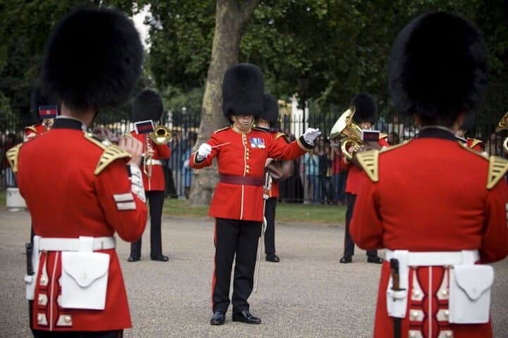 Insider's Guide: Changing of the Guard Walking Tour at Buckingham Palace photo 2