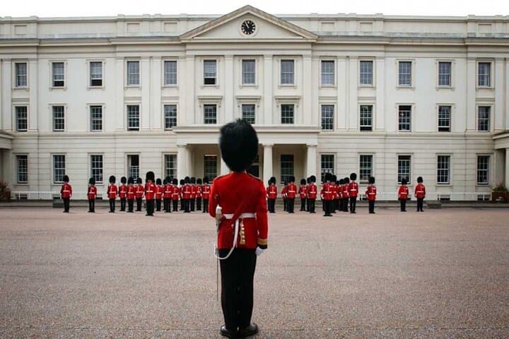 Insider's Guide: Changing of the Guard Walking Tour at Buckingham Palace photo 4