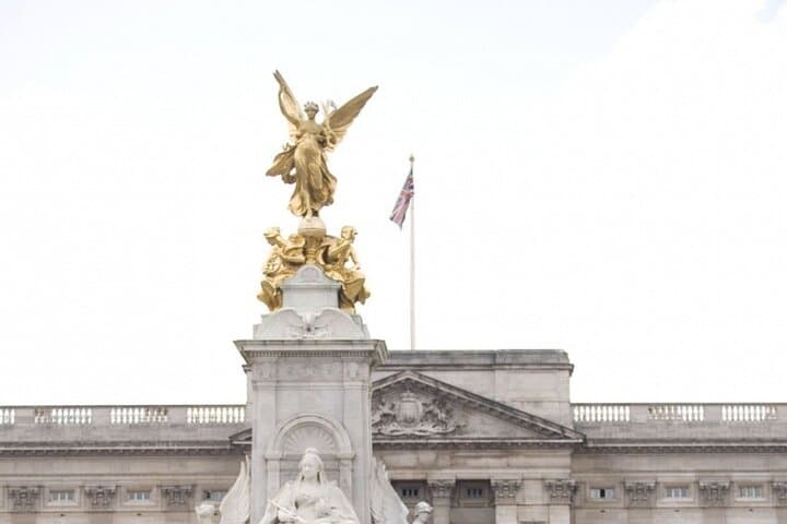 Insider's Guide: Changing of the Guard Walking Tour at Buckingham Palace photo 5