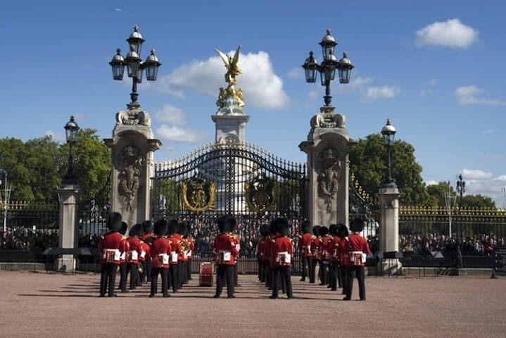 Insider's Guide: Changing of the Guard Walking Tour at Buckingham Palace photo 6