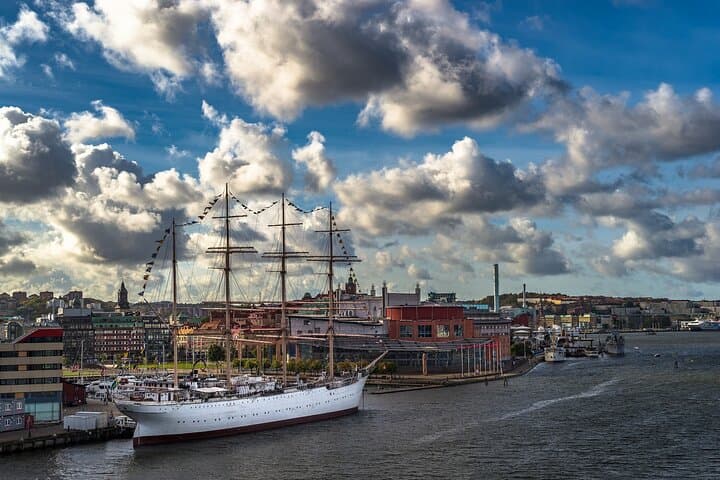 Explore Gothenburg in 60 Minutes: Local Walking Tour of Feskekôrka, Götaplatsen & Harbor