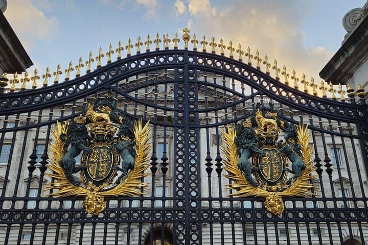 Private Changing of the Guard & Royal London Walking Tour — Insider Guide photo 5