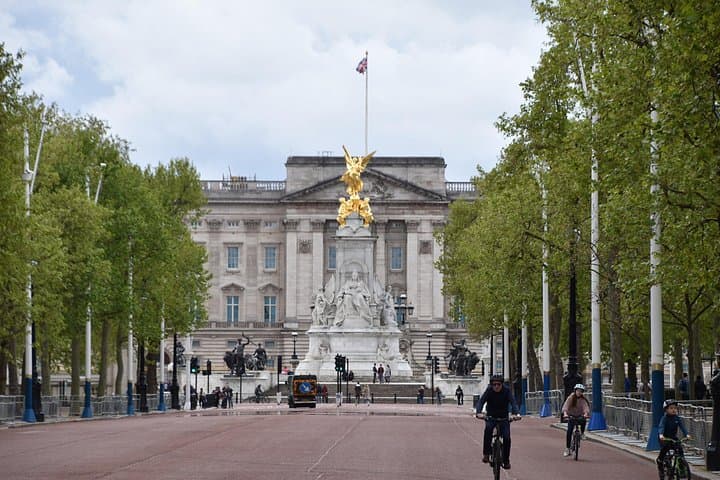 Private Changing of the Guard & Royal London Walking Tour — Insider Guide photo 6