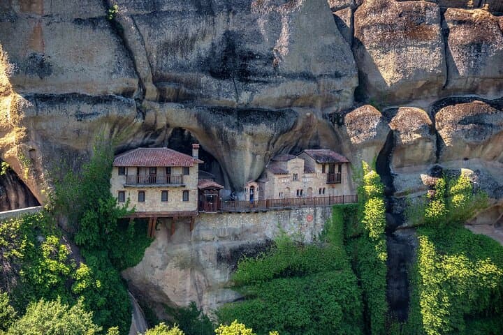 Two-Day Spanish Guided Tour to Delphi and Meteora — Oracle of Apollo & Cliffside Monasteries