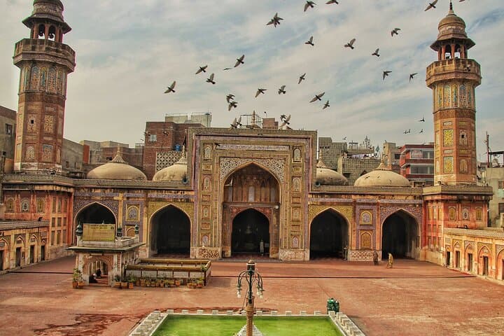 Lahore Big Bus City Tour: Open-Top 4-Hour Sightseeing of Mughal Lahore