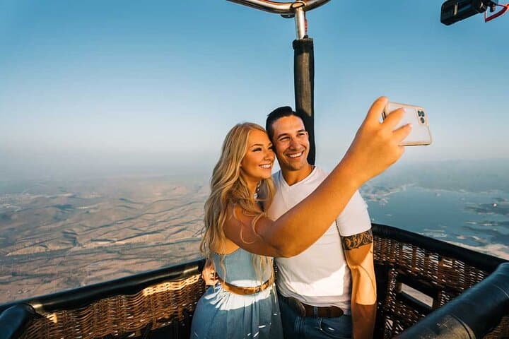 Dubai Sunrise Hot Air Balloon with Falconry Breakfast