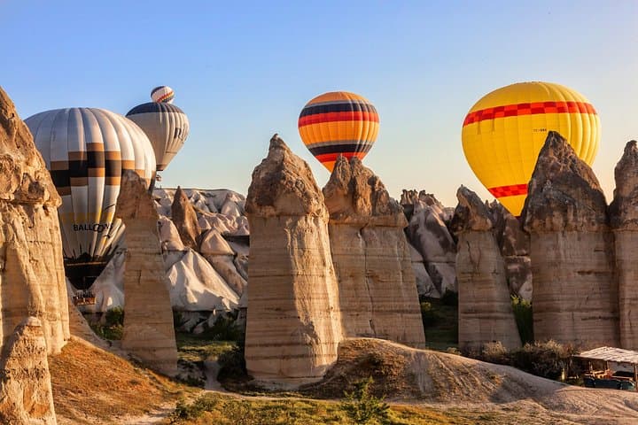 Sunrise Hot Air Balloon Over Göreme & Love Valley — Cappadocia Flight Guide photo 5