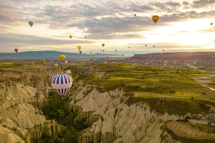 Sunrise Hot Air Balloon Over Göreme & Love Valley — Cappadocia Flight Guide photo 6