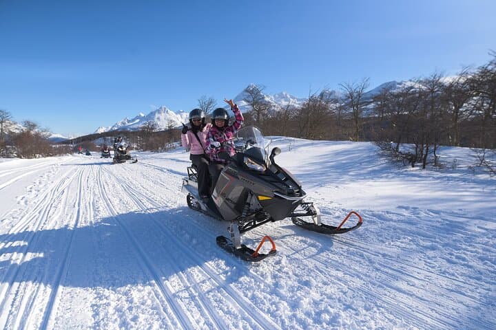 Husky Park White Adventure: Sledge Ride and Snowmobile in Ushuaia photo 2