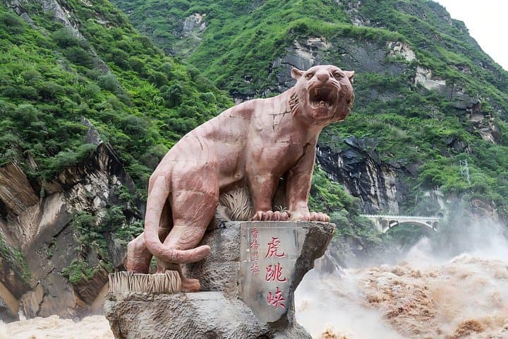 2-Day Trekking Guide to Tiger Leaping Gorge — Deep Canyon Hikes Near Lijiang photo 1