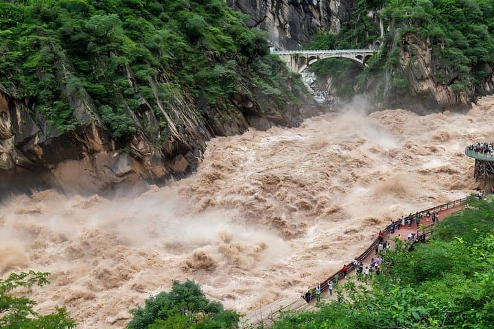 2-Day Trekking Guide to Tiger Leaping Gorge — Deep Canyon Hikes Near Lijiang photo 2