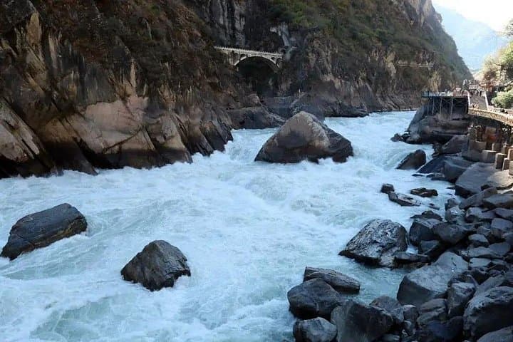 2-Day Trekking Guide to Tiger Leaping Gorge — Deep Canyon Hikes Near Lijiang photo 3