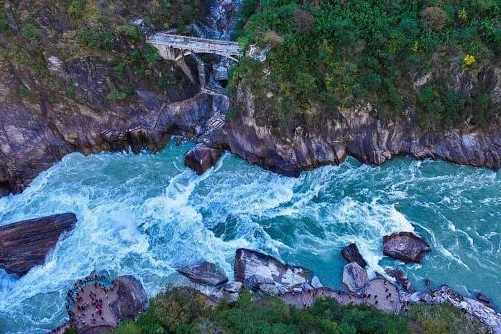 2-Day Trekking Guide to Tiger Leaping Gorge — Deep Canyon Hikes Near Lijiang photo 4