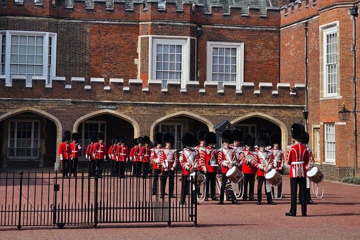 Changing of the Guard Experience: Best Guided Viewing at Buckingham Palace photo 3