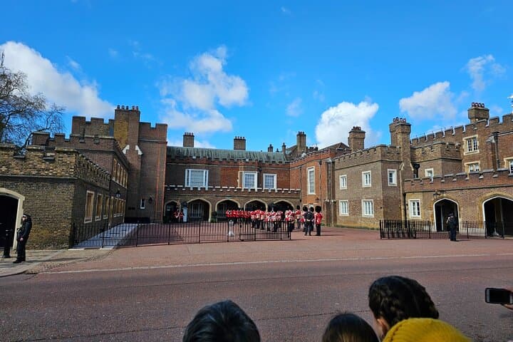 Changing of the Guard Experience: Best Guided Viewing at Buckingham Palace photo 5