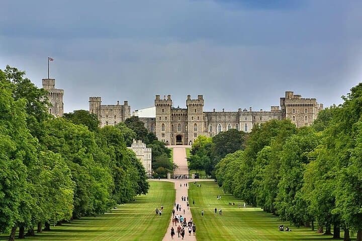 Private Day Tour: Windsor Castle & Hampton Court Palace from London