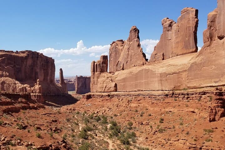 Exploring Arches National Park: Guided Van Tour Through Utah’s Iconic Red Rock Wonders