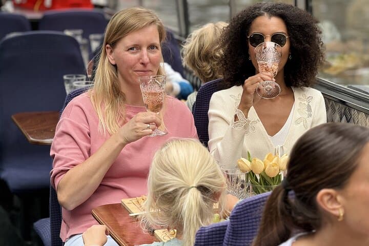 Amsterdam Canal Cruise: Classic 60-Minute Guided Tour with Two Drinks photo 2