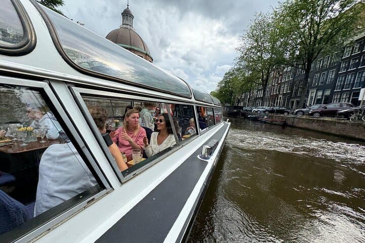 Amsterdam Canal Cruise: Classic 60-Minute Guided Tour with Two Drinks photo 3