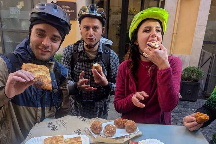 E-Bike Rome Highlights and Secret Cave Tasting in Testaccio