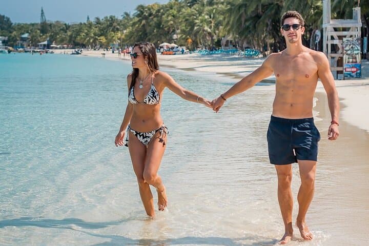 Private West Bay Beach Day in Roatán — Family-Friendly Beach Club & Snorkel Access photo 4