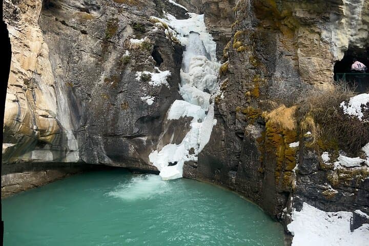 Banff and Yoho Rocky Mountain Discovery Day Tour from Calgary — Lake Louise, Moraine & Johnston Canyon photo 2