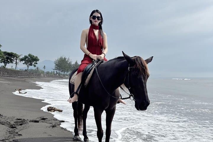 Saba Beach Horse Ride: Volcanic Sands & Gunung Agung Vistas photo 5